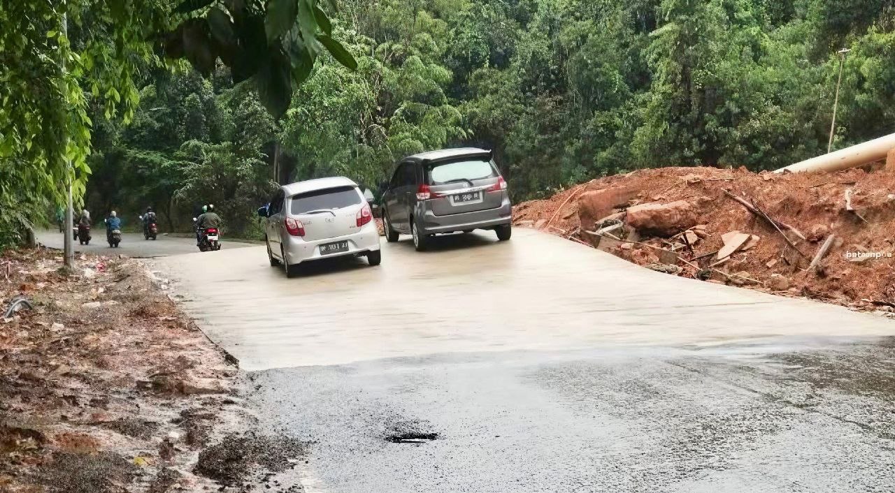 Kondisi perbaikan badan jalan beton menuju Jembatan Sei Ladi Batam yang terkendala pergerakan tanah