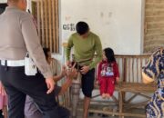 Kasatlantas Polres Bintan Iptu Yelvis Oktaviano menyerahkan bantuan kaki palsu kepada Liusman Laia korban kecelakaan di Desa Teluk Bakau.