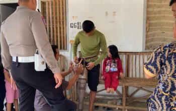 Kasatlantas Polres Bintan Iptu Yelvis Oktaviano menyerahkan bantuan kaki palsu kepada Liusman Laia korban kecelakaan di Desa Teluk Bakau.