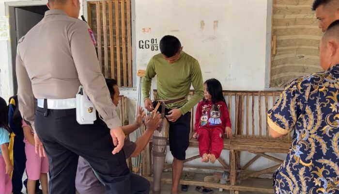 Haru! Polisi di Bintan Beri Kaki Palsu untuk Buruh Tani Korban Kecelakaan