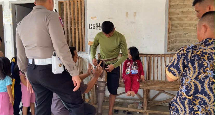 Kasatlantas Polres Bintan Iptu Yelvis Oktaviano menyerahkan bantuan kaki palsu kepada Liusman Laia korban kecelakaan di Desa Teluk Bakau.
