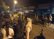 Aparat Bhabinkamtibmas dan warga mendatangi rumah terduga pelaku penganiayaan balita di Perumahan Bintan Residence Tanjungpinang.