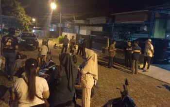 Aparat Bhabinkamtibmas dan warga mendatangi rumah terduga pelaku penganiayaan balita di Perumahan Bintan Residence Tanjungpinang.