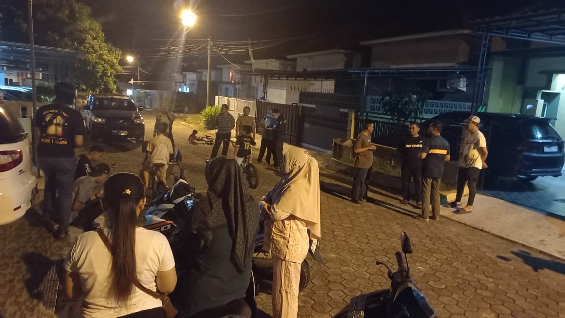Aparat Bhabinkamtibmas dan warga mendatangi rumah terduga pelaku penganiayaan balita di Perumahan Bintan Residence Tanjungpinang.