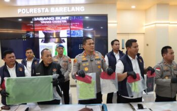 Kapolresta Barelang Kombes Pol Anggoro Wicaksono saat konferensi pers pengungkapan kasus pengasuh cekik balita di Mapolresta Barelang Batam.