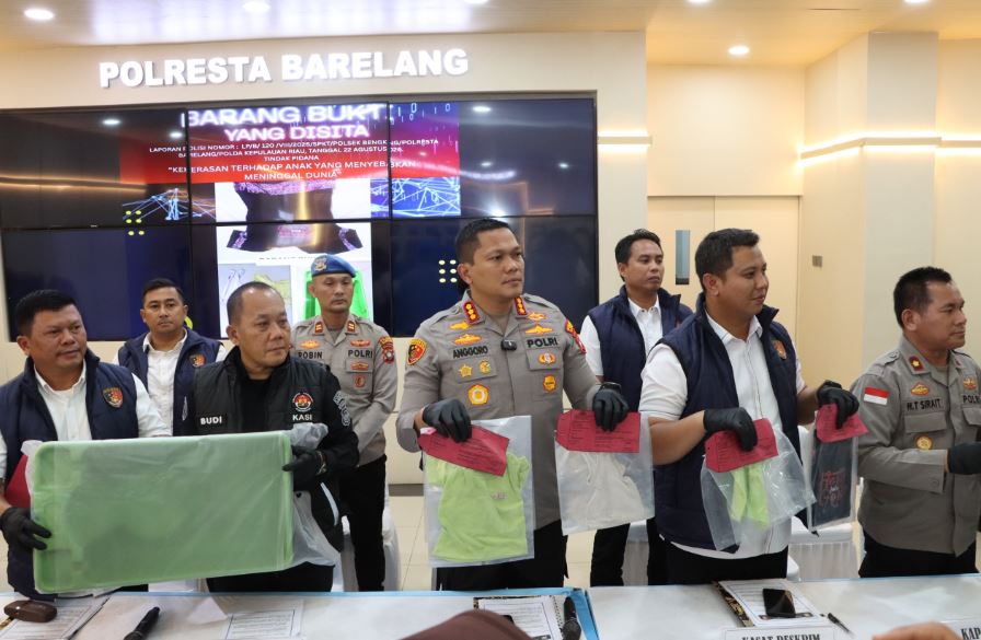 Kapolresta Barelang Kombes Pol Anggoro Wicaksono saat konferensi pers pengungkapan kasus pengasuh cekik balita di Mapolresta Barelang Batam.