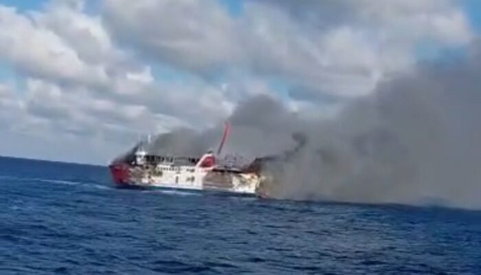 KMP Putri Yasmin Terbakar di Selat Lombok, 1 Meninggal Dunia dan Ratusan Penumpang Dievakuasi