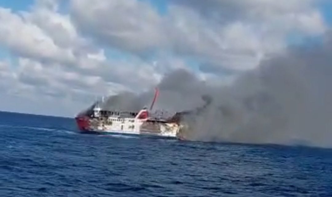 KMP Putri Yasmin terbakar di perairan Selat Lombok. (Tangkapan layar)