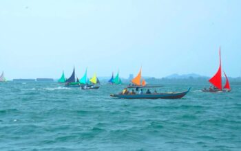 Rayakan Merdeka di Laut: Warga Bulang Adu Cepat Perahu, Artis Malaysia Jadi Pemandu Sorak