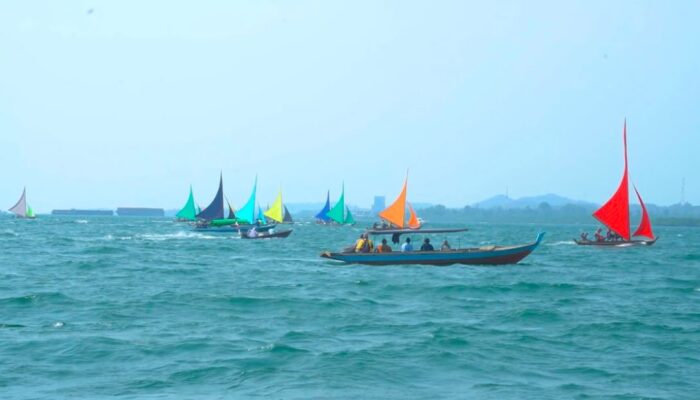 Rayakan Merdeka di Laut: Warga Bulang Adu Cepat Perahu, Artis Malaysia Jadi Pemandu Sorak