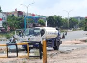 Mobil tangki air bersih PT Air Batam Hilir sedang mengisi air di depan Kantor Damkar, Jl Laksamana Bintan, Sei Panas, Batam. ABH menyalurkan bantuan air untuk warga yang terdampak pemadaman suplai air.