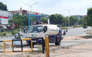 Mobil tangki air bersih PT Air Batam Hilir sedang mengisi air di depan Kantor Damkar, Jl Laksamana Bintan, Sei Panas, Batam. ABH menyalurkan bantuan air untuk warga yang terdampak pemadaman suplai air.