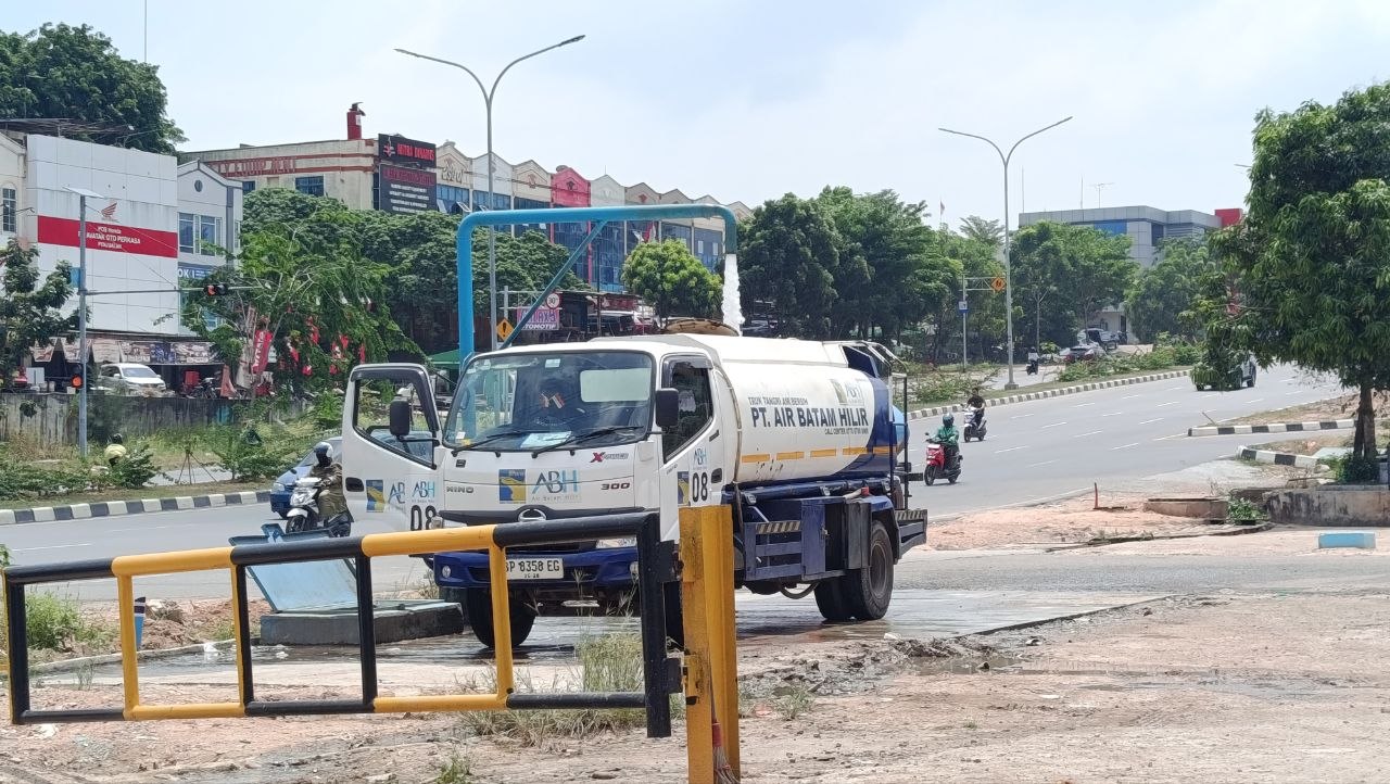 Mobil tangki air bersih PT Air Batam Hilir sedang mengisi air di depan Kantor Damkar, Jl Laksamana Bintan, Sei Panas, Batam. ABH menyalurkan bantuan air untuk warga yang terdampak pemadaman suplai air.