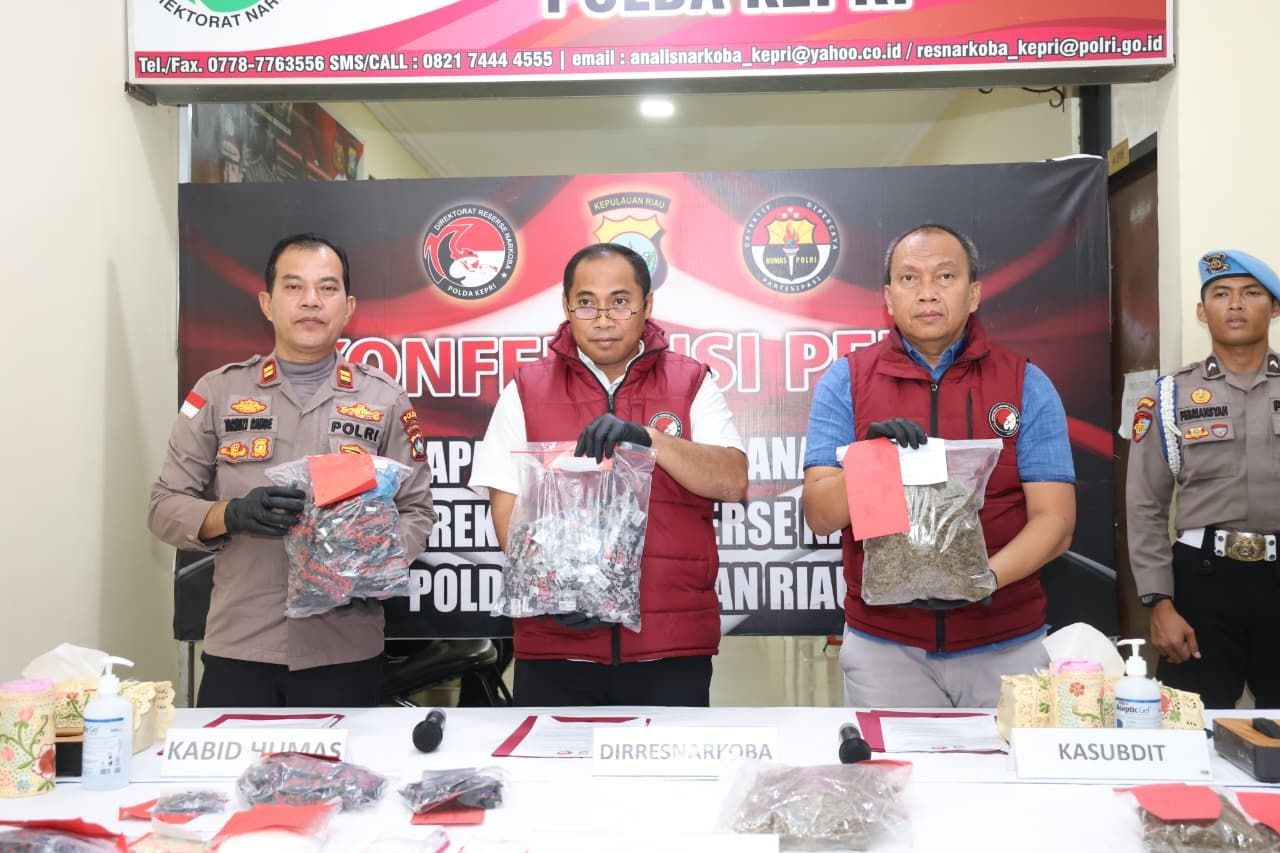 Konferensi pers Ditresnarkoba Polda Kepri terkait pengungkapan peredaran narkoba senilai Rp1,7 miliar.