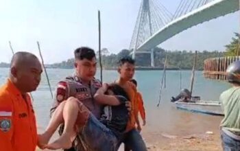 Tim SAR Gabungan mengevakuasi Natalia br Butar Butar yang tampak lemas.