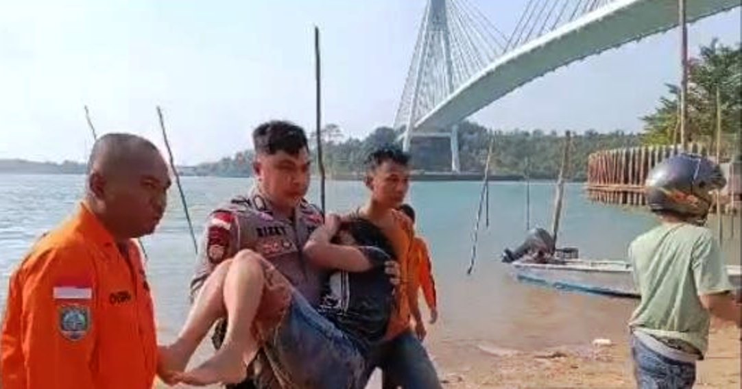 Tim SAR Gabungan mengevakuasi Natalia br Butar Butar yang tampak lemas.