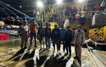 Proses evakuasi dan koordinasi tim SAR terhadap 4 ABK KM Samudra Jaya Kelautan yang selamat di Malaysia.
