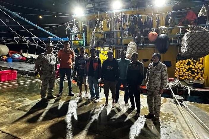 Proses evakuasi dan koordinasi tim SAR terhadap 4 ABK KM Samudra Jaya Kelautan yang selamat di Malaysia.