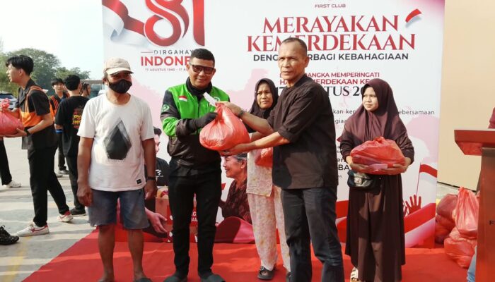 Semarak Kemerdekaan RI ke-81, First Club Tebar 1.000 Paket Sembako Bagi Warga dan Ojol