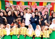 Wali Kota Batam Amsakar Achmad menyerahkan bantuan seragam sekolah gratis SD dan SMP tahun 2026 secara simbolis