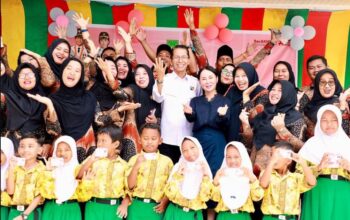 Wali Kota Batam Amsakar Achmad menyerahkan bantuan seragam sekolah gratis SD dan SMP tahun 2026 secara simbolis
