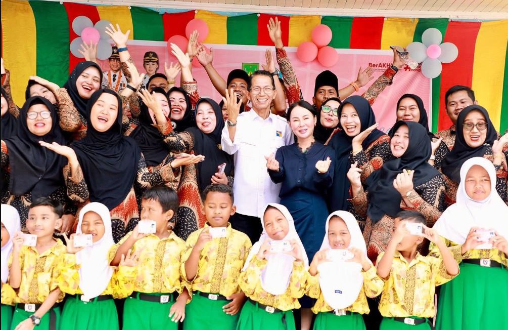 Wali Kota Batam Amsakar Achmad menyerahkan bantuan seragam sekolah gratis SD dan SMP tahun 2026 secara simbolis