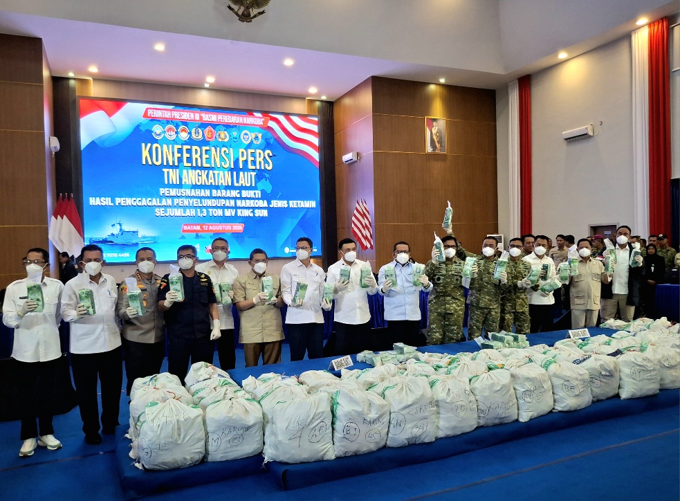 Pemusnahan barang bukti ketamin 1,3 ton oleh TNI AL dan BNN di Batam.