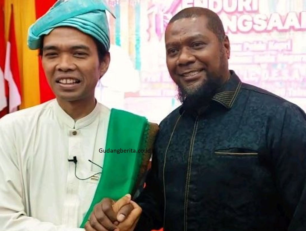 Momen Basri Lewaimang berfoto bersama Ustaz Abdul Somad (UAS) di acara Tausiah Kebangsaan Polda Kepri sebelum ditangkap Bareskrim Polri.