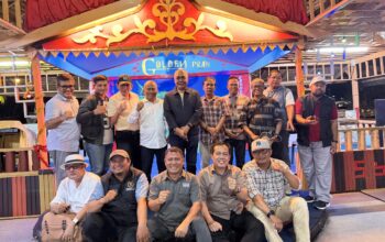 Ketua Umum PWI Pusat Akhmad Munir bersama Pengurus PWI Kepri dan KJK saat diskusi di Golden Prawn Batam