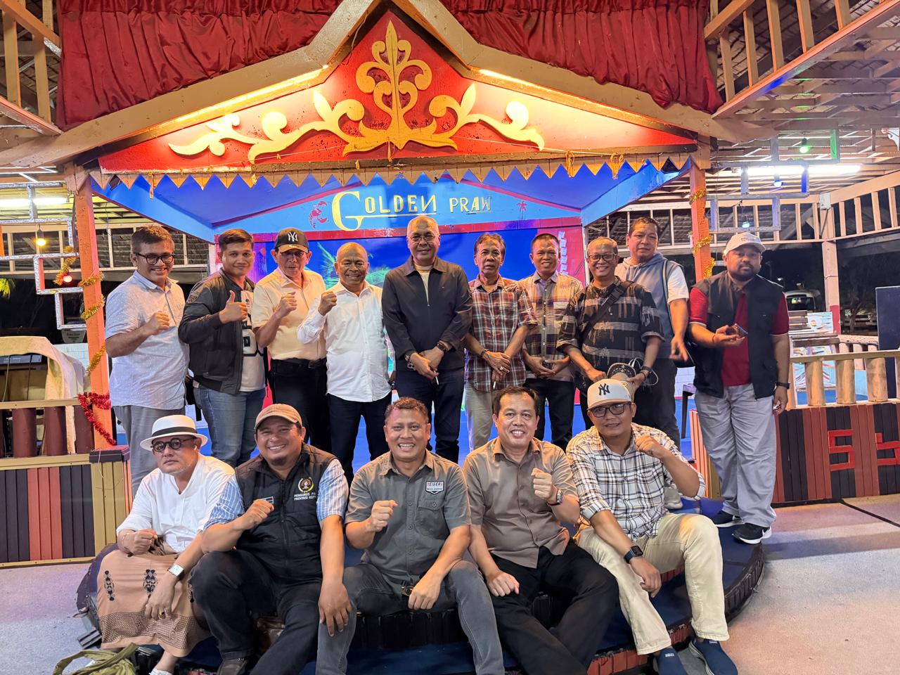 Ketua Umum PWI Pusat Akhmad Munir bersama Pengurus PWI Kepri dan KJK saat diskusi di Golden Prawn Batam