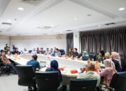 Pertemuan Disnaker Batam dan APINDO membahas syarat penyerapan tenaga kerja lokal.