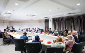 Pertemuan Disnaker Batam dan APINDO membahas syarat penyerapan tenaga kerja lokal.