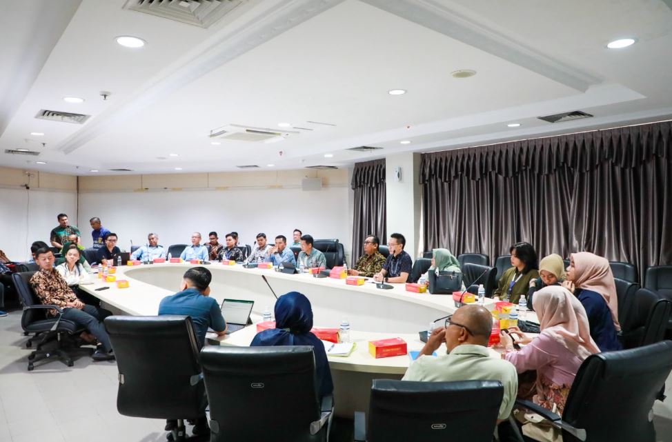 Pertemuan Disnaker Batam dan APINDO membahas syarat penyerapan tenaga kerja lokal.