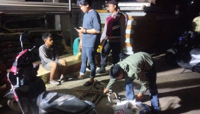 ‘Rayap Besi’ Gotong 14 Batang U-Head, Ending-nya Cium Aspal Dikepung Bapa-Bapa Tanjung Uma
