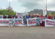 Warga Pulau Rempang membentangkan spanduk tuntutan ruang hidup saat mengheningkan cipta peringatan HUT RI ke-81 di Pantai Melayu.