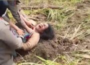 Potret seorang ibu-ibu warga Rempang saat melakukan penolakan penggusuran lahan tempat tinggal mereka, Kamis (13/8/2026).