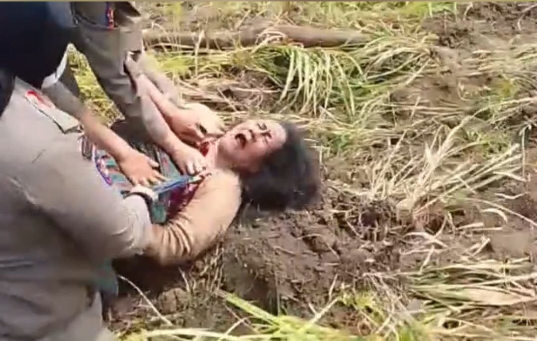 Potret seorang ibu-ibu warga Rempang saat melakukan penolakan penggusuran lahan tempat tinggal mereka, Kamis (13/8/2026).