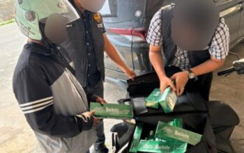 Petugas Bea Cukai Batam menyita puluhan ribu batang rokok ilegal merek Manchester dan H-Mild dalam Operasi ASAP.