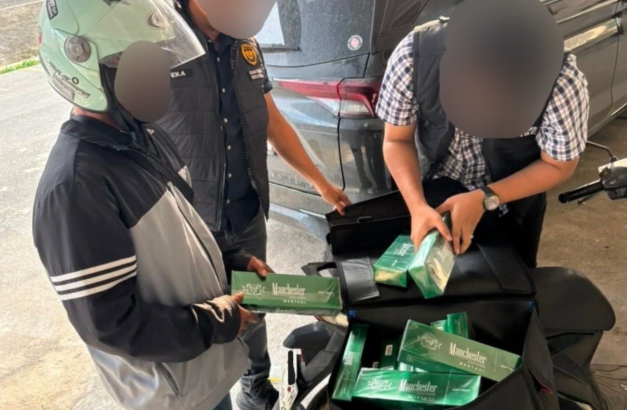 Petugas Bea Cukai Batam menyita puluhan ribu batang rokok ilegal merek Manchester dan H-Mild dalam Operasi ASAP.