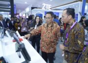 Direktur IT Digital Telkom Faizal Rochmad Djoemadi mengunjungi AI Zone Telkom pada DTI-CX 2026 untuk melihat langsung kapabilitas AIcosystem, termasuk Omni Communication Assistant (OCA). Solusi berbasis AI ini dirancang untuk membantu perusahaan meningkatkan efisiensi operasional sekaligus menghadirkan pengalaman pelanggan yang lebih responsif.