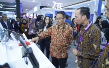 Direktur IT Digital Telkom Faizal Rochmad Djoemadi mengunjungi AI Zone Telkom pada DTI-CX 2026 untuk melihat langsung kapabilitas AIcosystem, termasuk Omni Communication Assistant (OCA). Solusi berbasis AI ini dirancang untuk membantu perusahaan meningkatkan efisiensi operasional sekaligus menghadirkan pengalaman pelanggan yang lebih responsif.