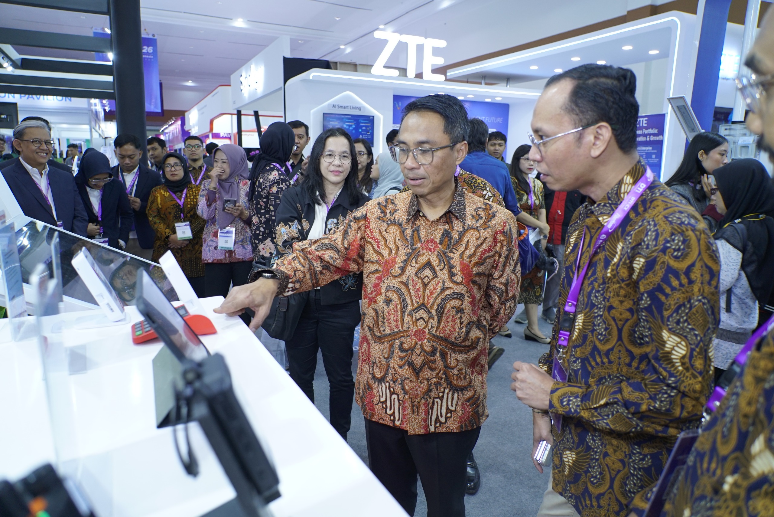 Direktur IT Digital Telkom Faizal Rochmad Djoemadi mengunjungi AI Zone Telkom pada DTI-CX 2026 untuk melihat langsung kapabilitas AIcosystem, termasuk Omni Communication Assistant (OCA). Solusi berbasis AI ini dirancang untuk membantu perusahaan meningkatkan efisiensi operasional sekaligus menghadirkan pengalaman pelanggan yang lebih responsif.