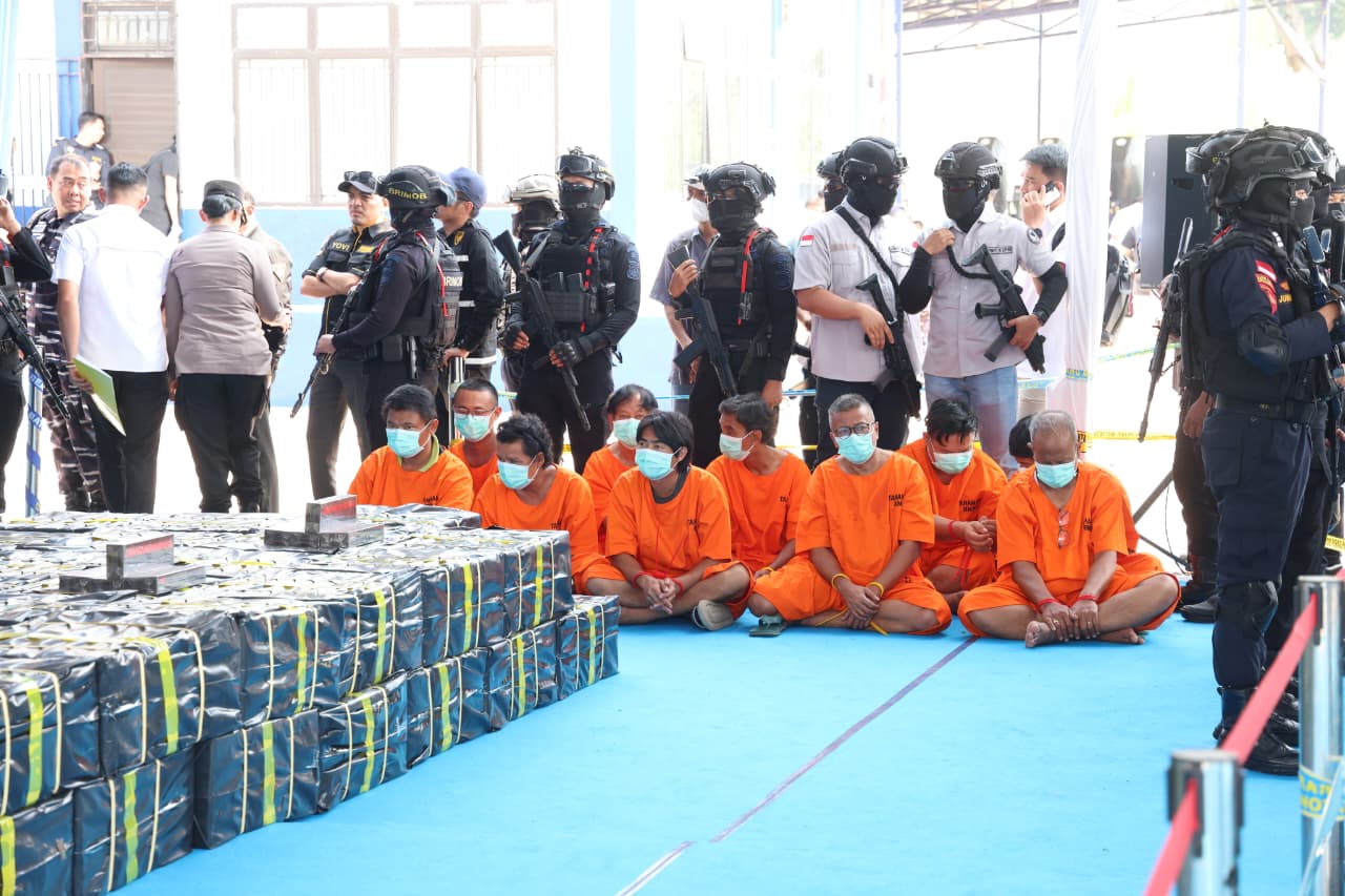 Barang bukti 2,6 ton sabu cair dan jutaan batang rokok ilegal hasil penindakan joint operation di Dermaga Bea Cukai Tanjung Uncang.
