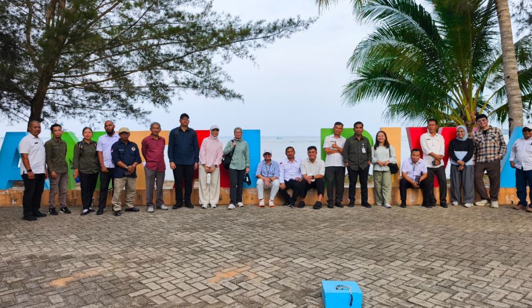 Tim Bappenas dan Pemerintah Kabupaten Natuna melakukan kunjungan lapangan untuk meninjau infrastruktur pesisir dan pelayanan dasar di Natuna.