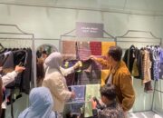Booth pameran UMKM binaan Bank Indonesia Kepri saat melayani pembeli dan investor internasional di ajang KKI 2026.