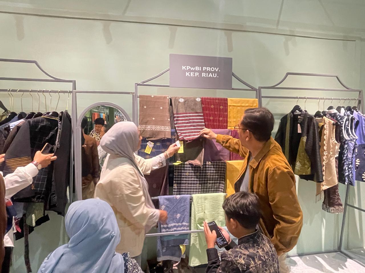 Booth pameran UMKM binaan Bank Indonesia Kepri saat melayani pembeli dan investor internasional di ajang KKI 2026.