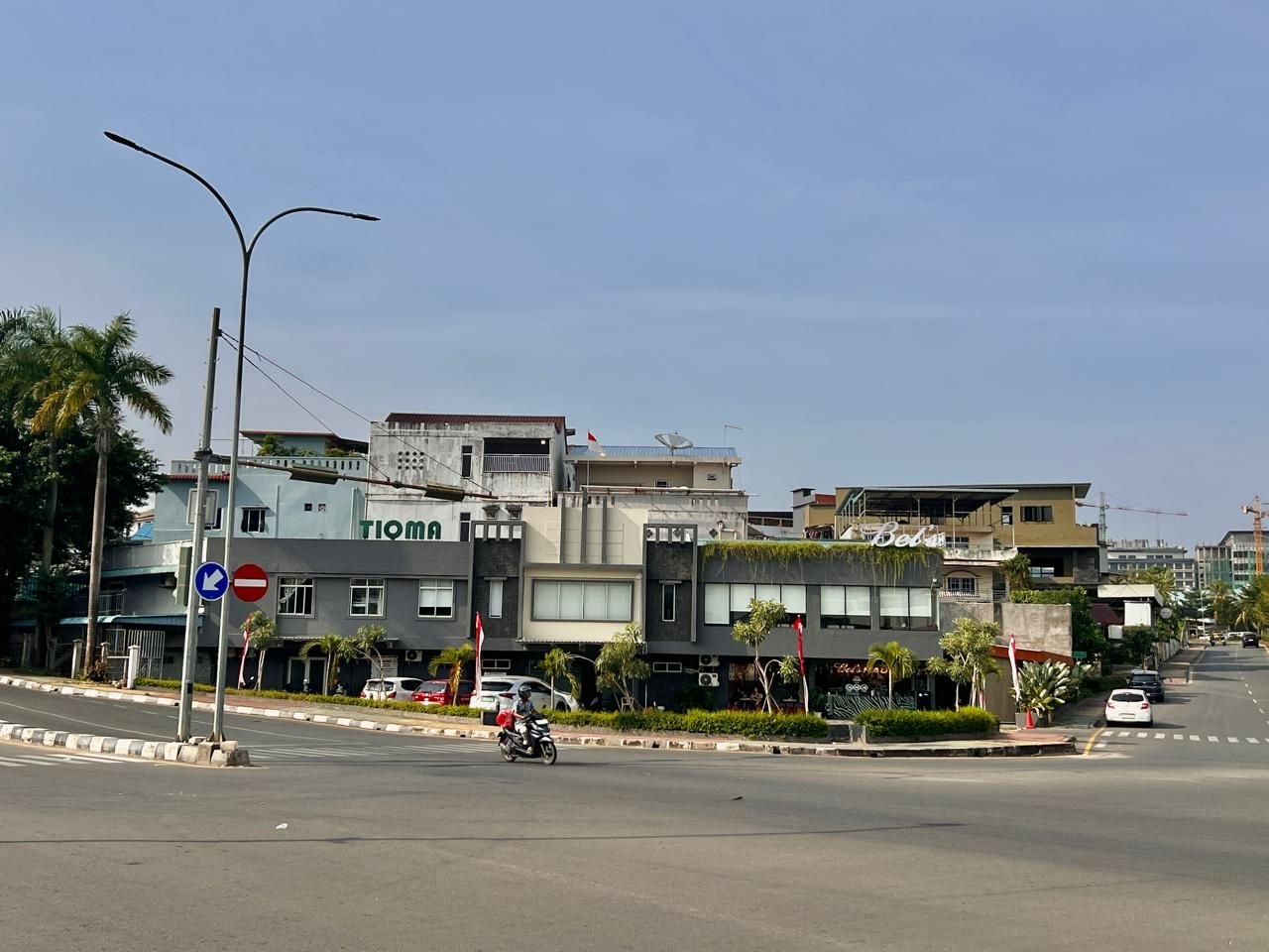 Rencana pembangunan videotron berukuran 10 meter x 5 meter di kawasan strategis Simpang Irinco, Batam Centre, memicu kontroversi.