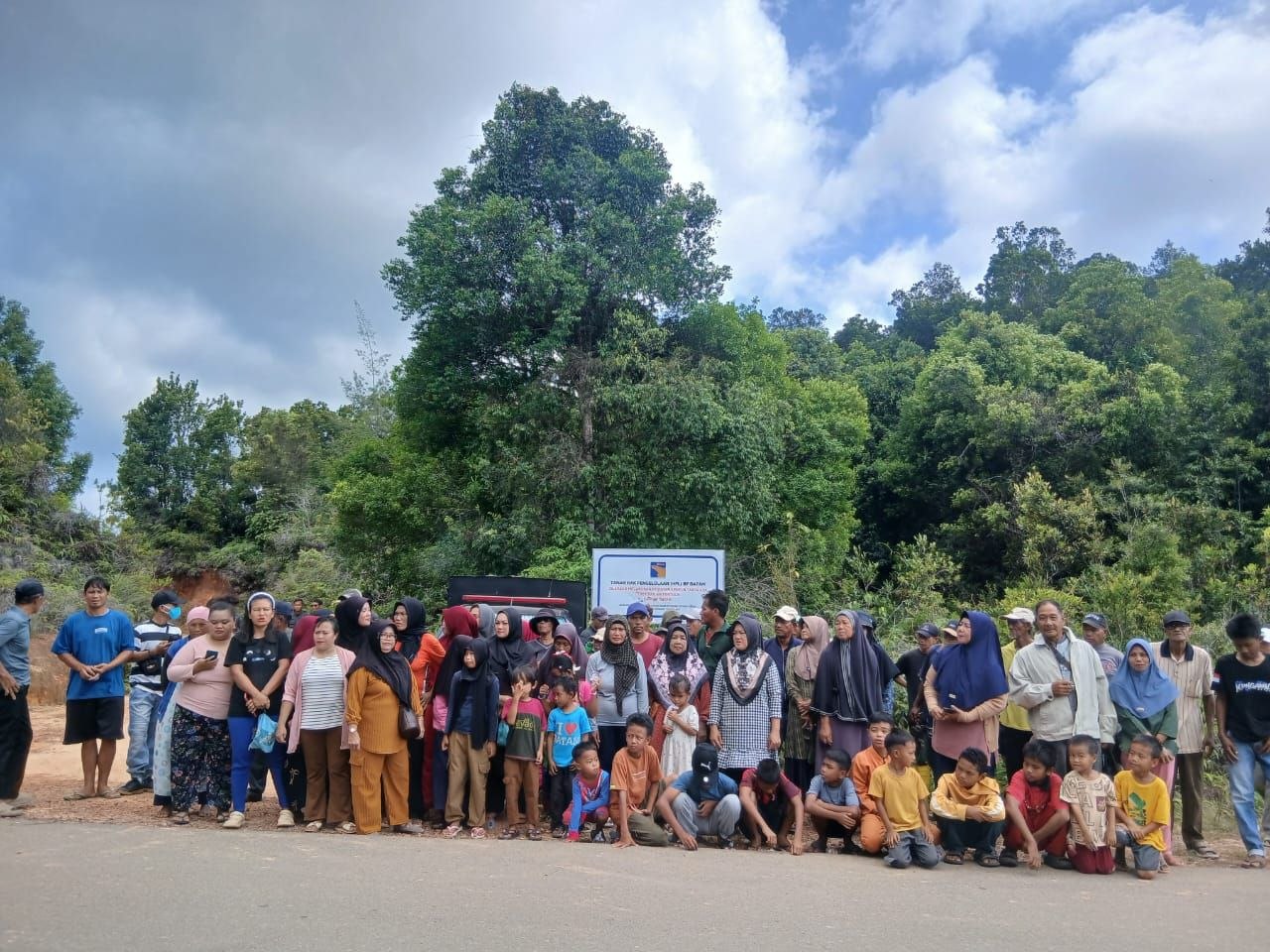 Warga Pantai Melayu dalam sengketa lahan pembangunan Sekolah Terintegrasi Merah Putih di Pulau Rempang.
