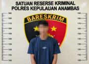 Anggota Satreskrim Polres Kepulauan Anambas mengamankan tersangka kasus dugaan persetubuhan anak di Siantan.