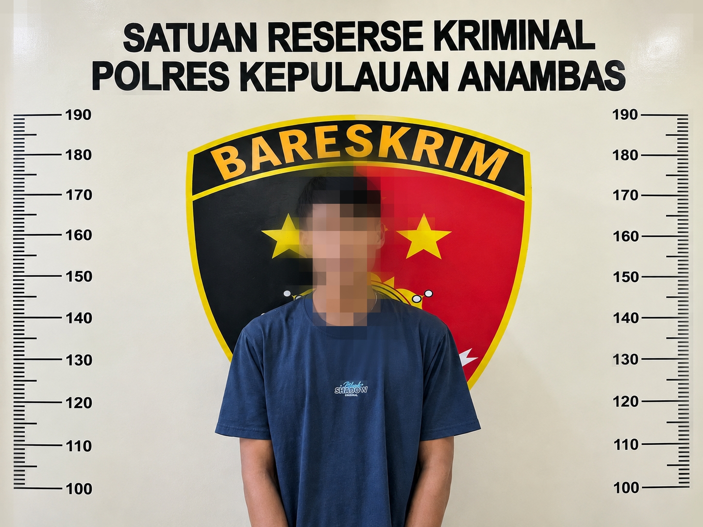 Anggota Satreskrim Polres Kepulauan Anambas mengamankan tersangka kasus dugaan persetubuhan anak di Siantan.